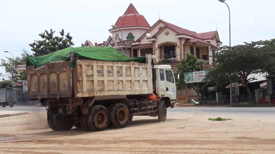 Doanh nghiệp khai thác cát sai phép, dân lo sông nuốt nhà - 4