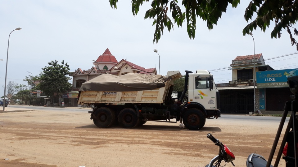 Doanh nghiệp khai thác cát sai phép, dân lo sông nuốt nhà - 5