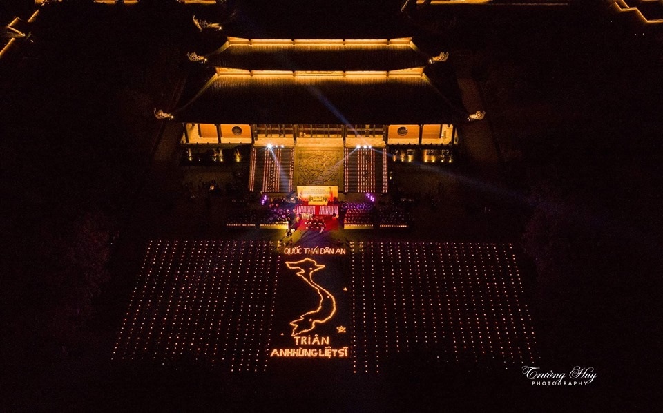 Hơn 2.000 người thắp hoa đăng tri ân các Anh hùng liệt sỹ ở ngôi chùa nhiều kỷ lục Việt Nam - 3 Hơn 2.000 người thắp hoa đăng tri ân các Anh hùng liệt sỹ ở ngôi chùa nhiều kỷ lục Việt Nam - 3