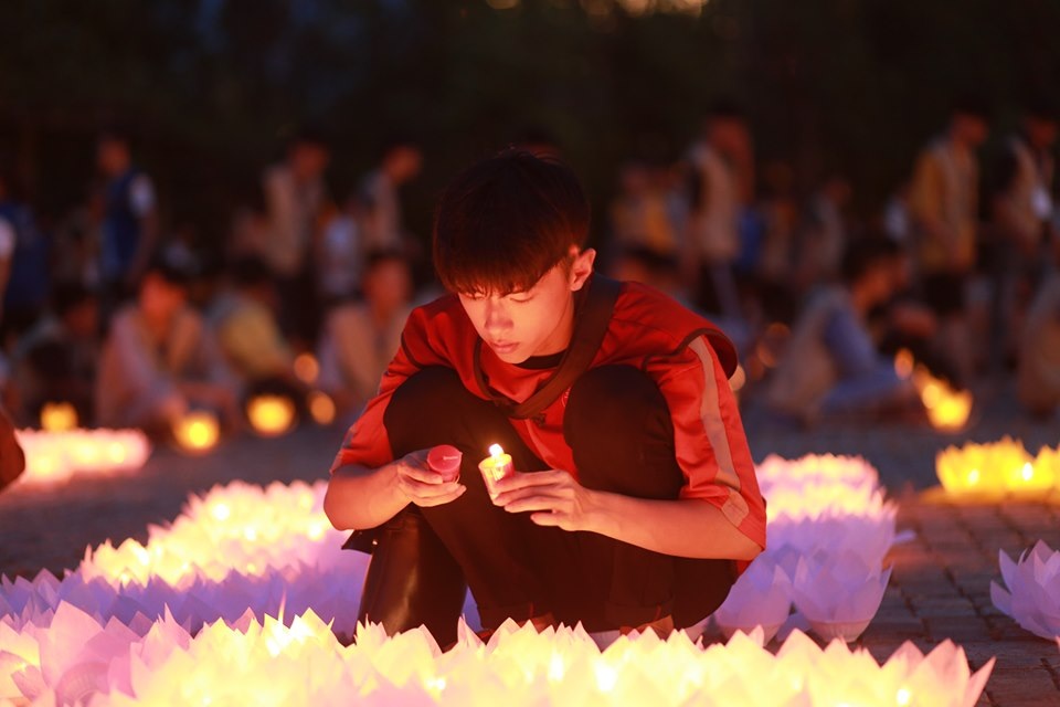 Hơn 2.000 người thắp hoa đăng tri ân các Anh hùng liệt sỹ ở ngôi chùa nhiều kỷ lục Việt Nam - 6 Hơn 2.000 người thắp hoa đăng tri ân các Anh hùng liệt sỹ ở ngôi chùa nhiều kỷ lục Việt Nam - 6