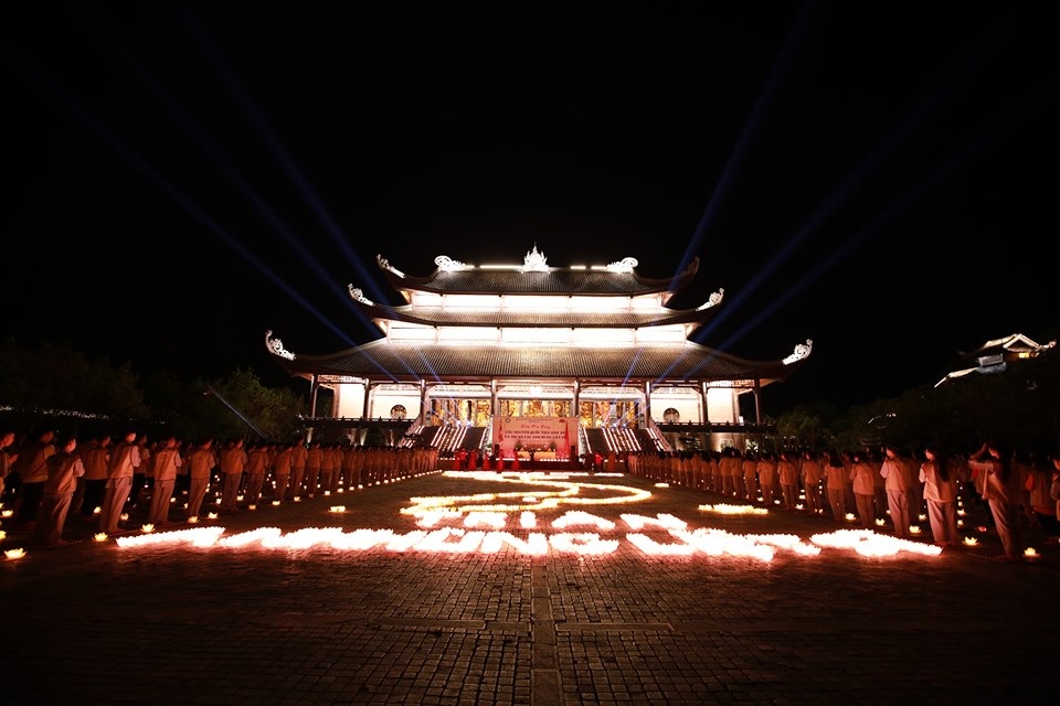 Hơn 2.000 người thắp hoa đăng tri ân các Anh hùng liệt sỹ ở ngôi chùa nhiều kỷ lục Việt Nam - 1 Hơn 2.000 người thắp hoa đăng tri ân các Anh hùng liệt sỹ ở ngôi chùa nhiều kỷ lục Việt Nam - 1