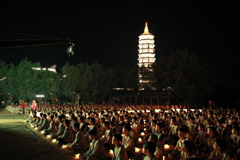 Hơn 2.000 người thắp hoa đăng tri ân các Anh hùng liệt sỹ ở ngôi chùa nhiều kỷ lục Việt Nam - 2 Hơn 2.000 người thắp hoa đăng tri ân các Anh hùng liệt sỹ ở ngôi chùa nhiều kỷ lục Việt Nam - 2