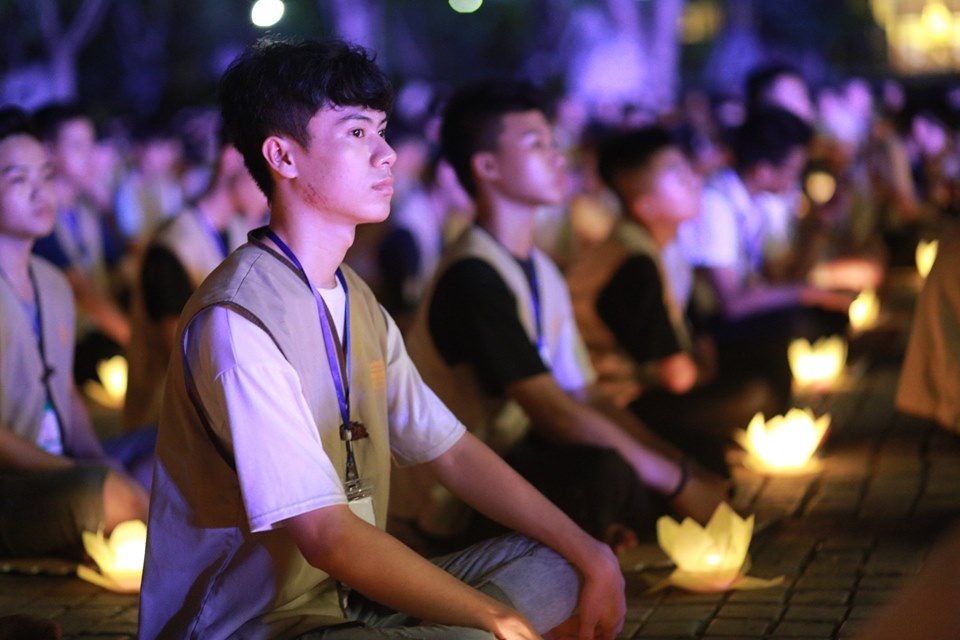 Hơn 2.000 người thắp hoa đăng tri ân các Anh hùng liệt sỹ ở ngôi chùa nhiều kỷ lục Việt Nam - 4 Hơn 2.000 người thắp hoa đăng tri ân các Anh hùng liệt sỹ ở ngôi chùa nhiều kỷ lục Việt Nam - 4