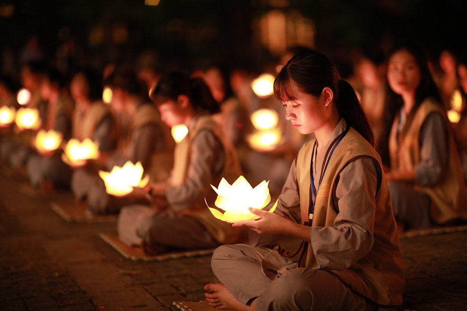 Hơn 2.000 người thắp hoa đăng tri ân các Anh hùng liệt sỹ ở ngôi chùa nhiều kỷ lục Việt Nam - 5 Hơn 2.000 người thắp hoa đăng tri ân các Anh hùng liệt sỹ ở ngôi chùa nhiều kỷ lục Việt Nam - 5