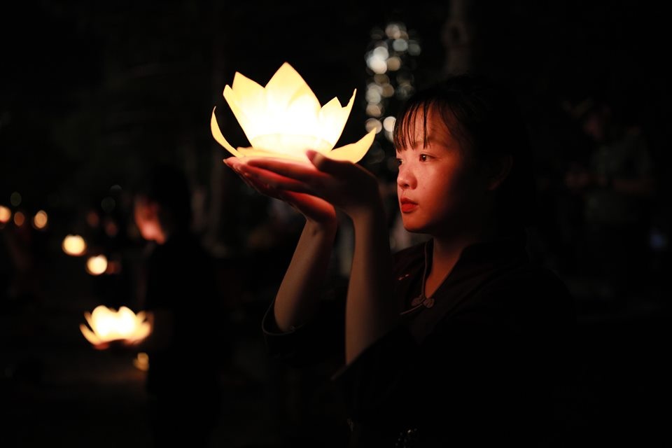 Hơn 2.000 người thắp hoa đăng tri ân các Anh hùng liệt sỹ ở ngôi chùa nhiều kỷ lục Việt Nam - 8 Hơn 2.000 người thắp hoa đăng tri ân các Anh hùng liệt sỹ ở ngôi chùa nhiều kỷ lục Việt Nam - 8