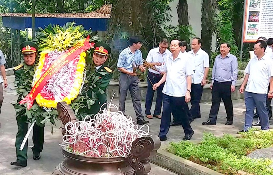 Bộ trưởng Bộ LĐ-TBXH dâng hương tưởng niệm các anh hùng, liệt sĩ tại Thái Nguyên - 1 Bộ trưởng Bộ LĐ-TBXH dâng hương tưởng niệm các anh hùng, liệt sĩ tại Thái Nguyên - 1