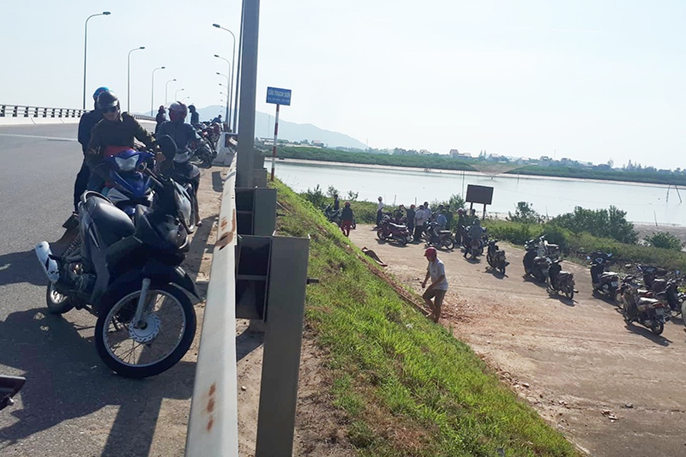 Chồng vừa rời khỏi nhà, vợ đạp xe lên cầu tự vẫn - 1