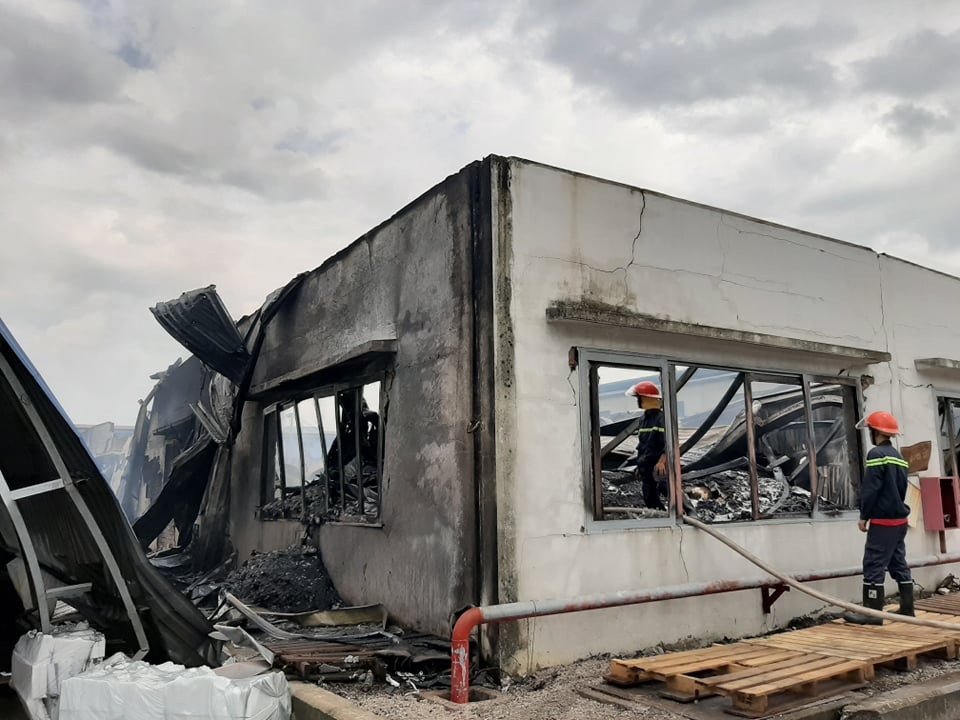 Xưởng mút xốp gần cây xăng bốc cháy dữ dội, hỗn loạn khu dân cư - 3