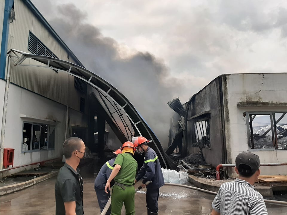 Xưởng mút xốp gần cây xăng bốc cháy dữ dội, hỗn loạn khu dân cư - 1