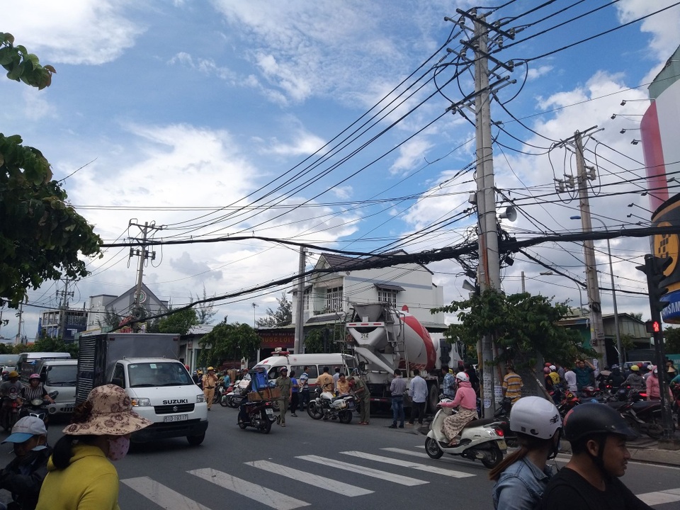 Điều tra nghi vấn xe bồn bê tông chạy vào đường cấm cán chết cô gái trẻ - 3 Điều tra nghi vấn xe bồn bê tông chạy vào đường cấm cán chết cô gái trẻ - 3