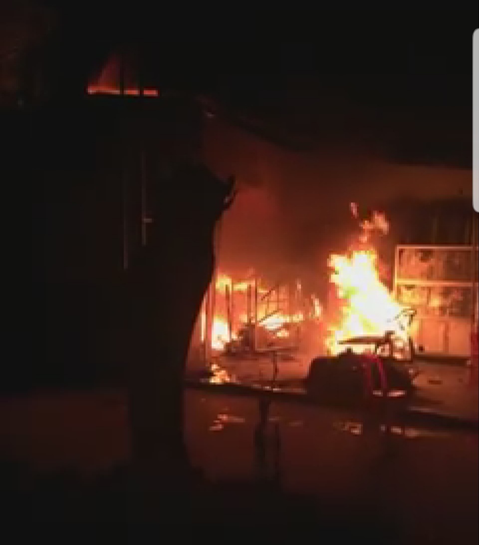 Kẻ lạ mặt ném “bom xăng” vào nhà người phụ nữ đơn thân - 2 Kẻ lạ mặt ném “bom xăng” vào nhà người phụ nữ đơn thân - 2