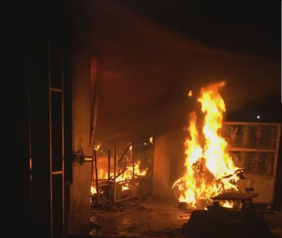 Kẻ lạ mặt ném “bom xăng” vào nhà người phụ nữ đơn thân - 1 Kẻ lạ mặt ném “bom xăng” vào nhà người phụ nữ đơn thân - 1