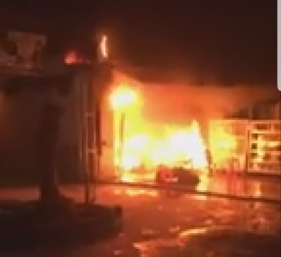 Kẻ lạ mặt ném “bom xăng” vào nhà người phụ nữ đơn thân - 3 Kẻ lạ mặt ném “bom xăng” vào nhà người phụ nữ đơn thân - 3