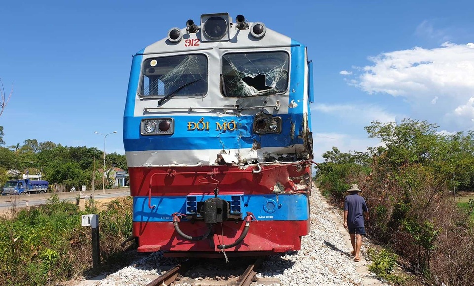 Tàu hỏa tông xe tải ở Quảng Nam Tàu hỏa tông xe tải ở Quảng Nam