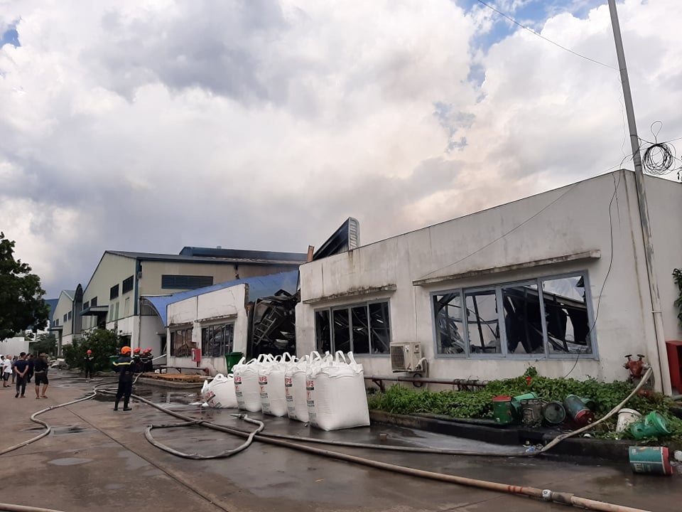 Xưởng mút xốp gần cây xăng bốc cháy dữ dội, hỗn loạn khu dân cư - 2