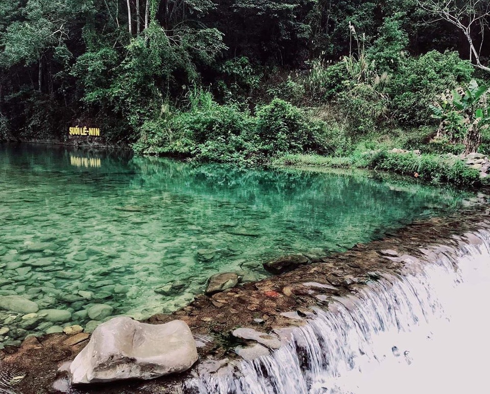“Phát sốt” với con suối có màu xanh ngọc bích, đẹp như tiên cảnh ở Cao Bằng - 9 “Phát sốt” với con suối có màu xanh ngọc bích, đẹp như tiên cảnh ở Cao Bằng - 9