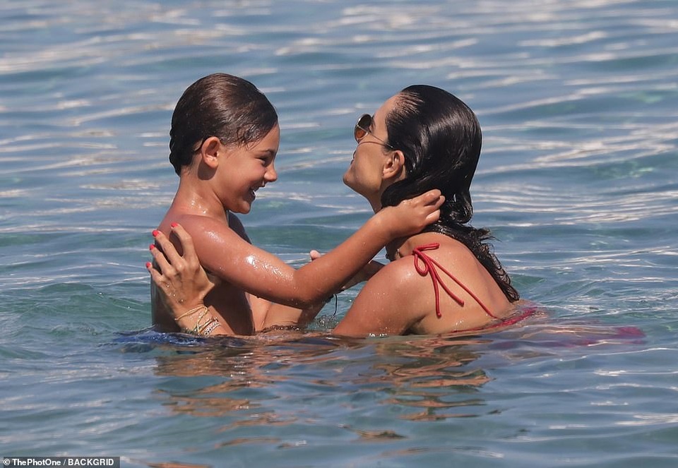 Alessandra Ambrosio vui đùa cùng con trên biển - 3