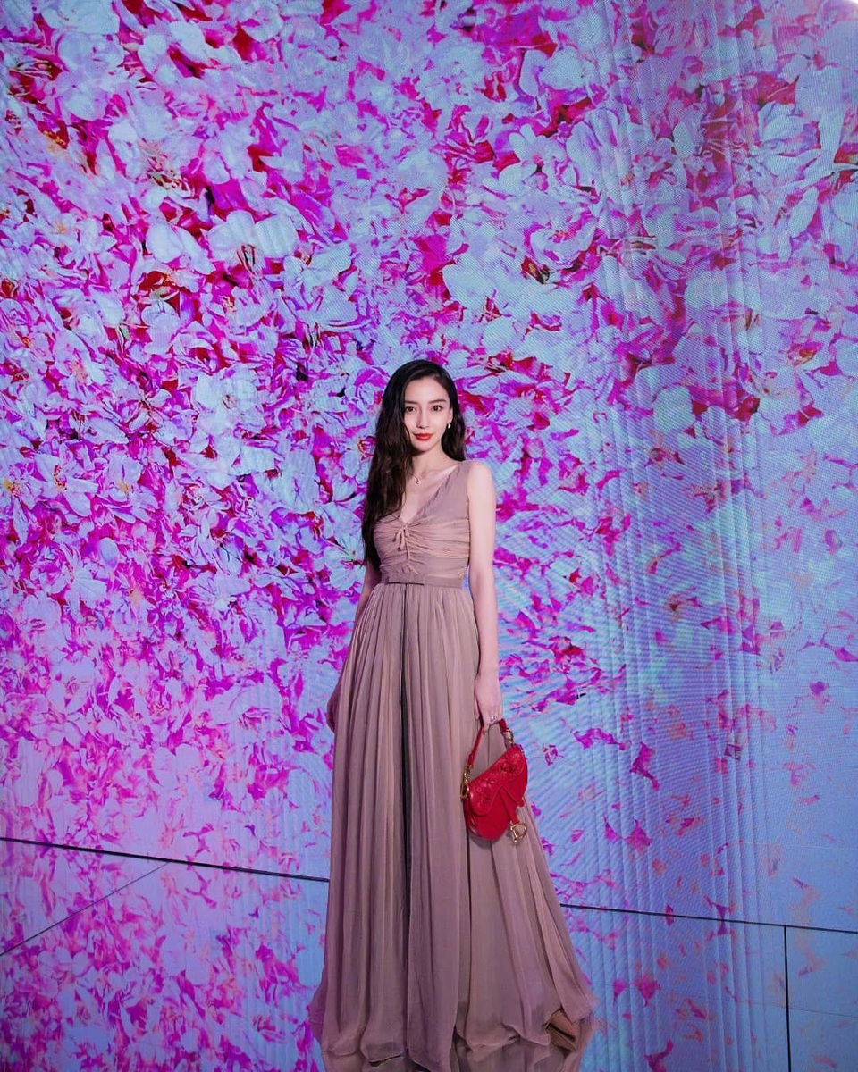 Angelababy đọ eo thon với Dương Mịch khi diện áo crop top - 10 Angelababy đọ eo thon với Dương Mịch khi diện áo crop top - 10