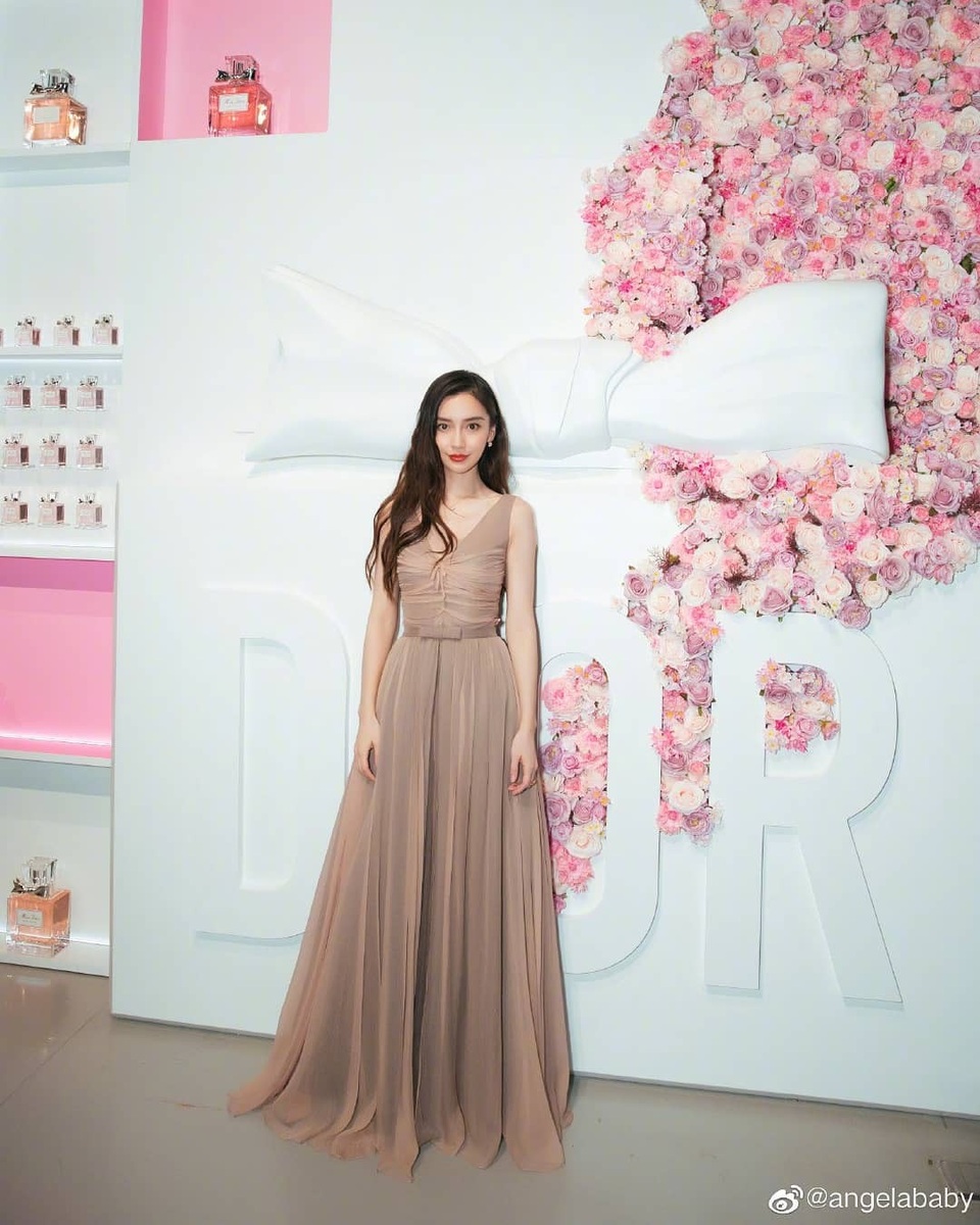 Angelababy đọ eo thon với Dương Mịch khi diện áo crop top - 9 Angelababy đọ eo thon với Dương Mịch khi diện áo crop top - 9