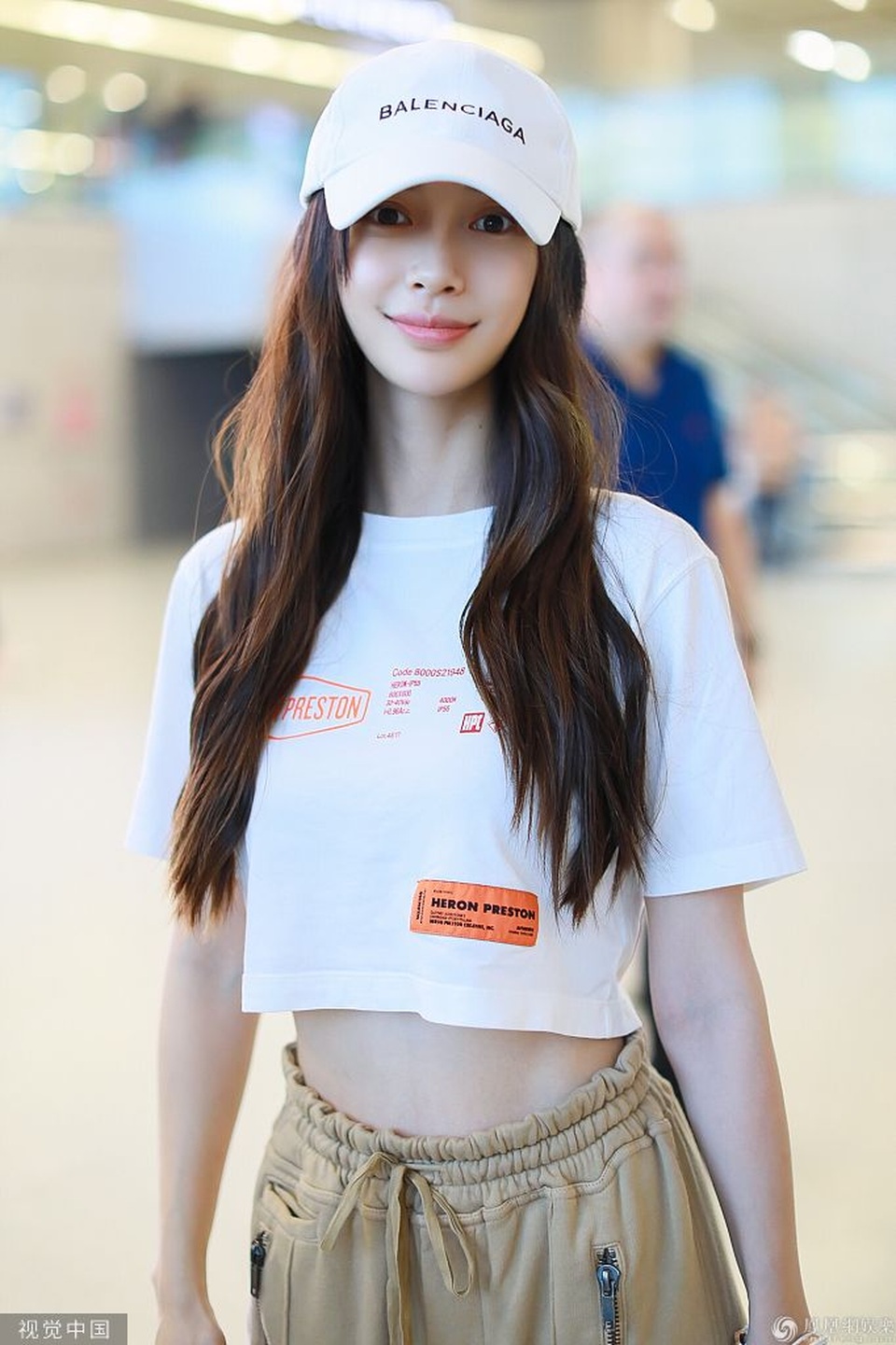Angelababy đọ eo thon với Dương Mịch khi diện áo crop top - 3 Angelababy đọ eo thon với Dương Mịch khi diện áo crop top - 3