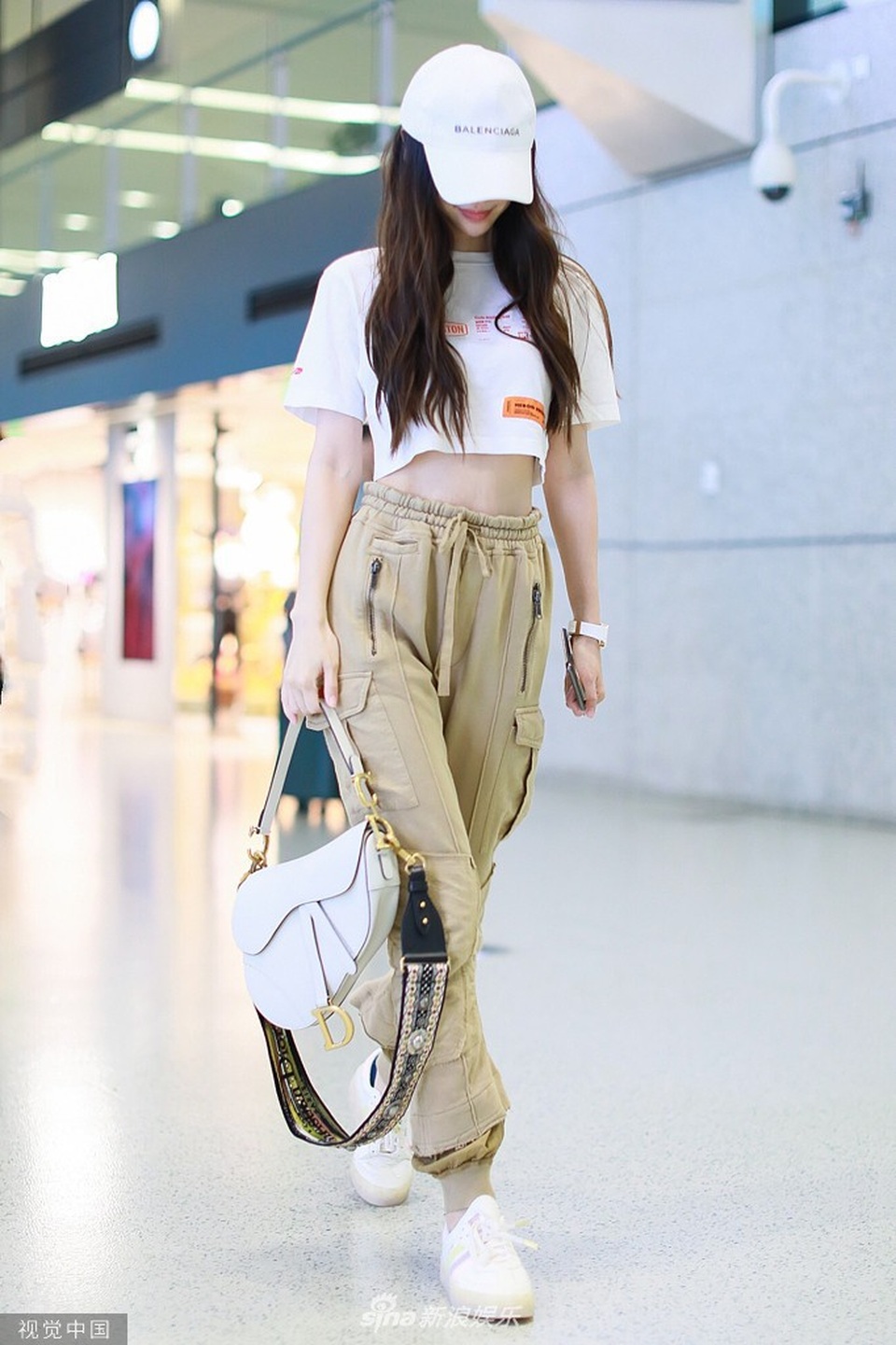 Angelababy đọ eo thon với Dương Mịch khi diện áo crop top - 6 Angelababy đọ eo thon với Dương Mịch khi diện áo crop top - 6