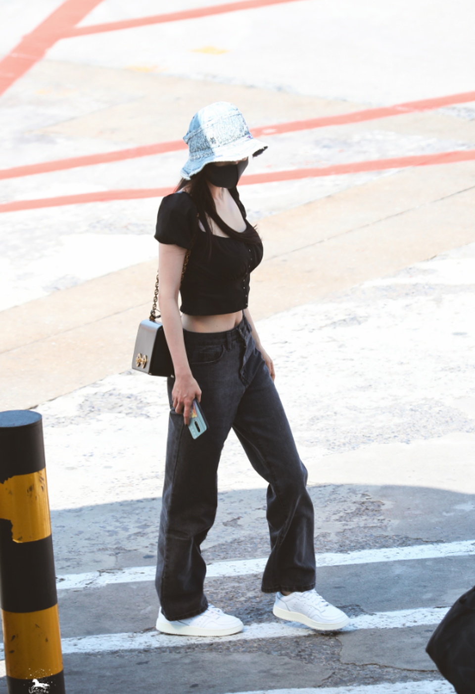 Angelababy đọ eo thon với Dương Mịch khi diện áo crop top - 13 Angelababy đọ eo thon với Dương Mịch khi diện áo crop top - 13