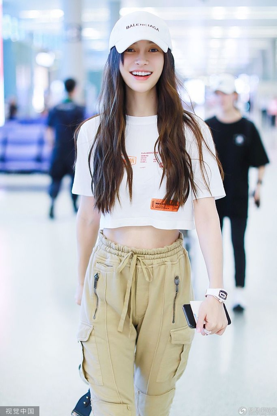 Angelababy đọ eo thon với Dương Mịch khi diện áo crop top - 4 Angelababy đọ eo thon với Dương Mịch khi diện áo crop top - 4