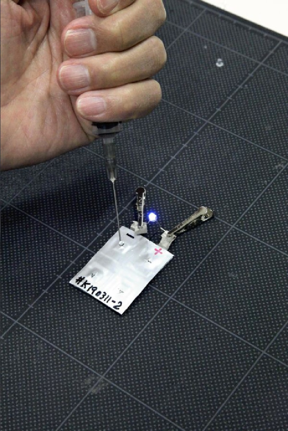 Chuyên gia Nhật Bản thắp sáng đèn led bằng... nước tiểu - 2