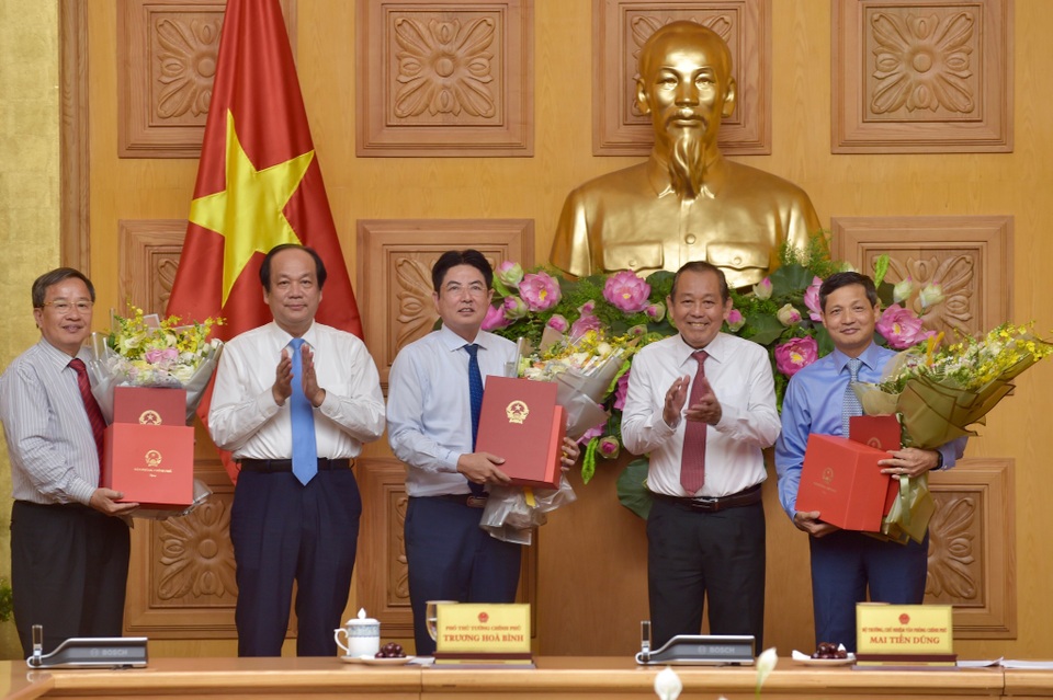 Công bố quyết định Thủ tướng Chính phủ về công tác cán bộ - 3 Công bố quyết định Thủ tướng Chính phủ về công tác cán bộ - 3