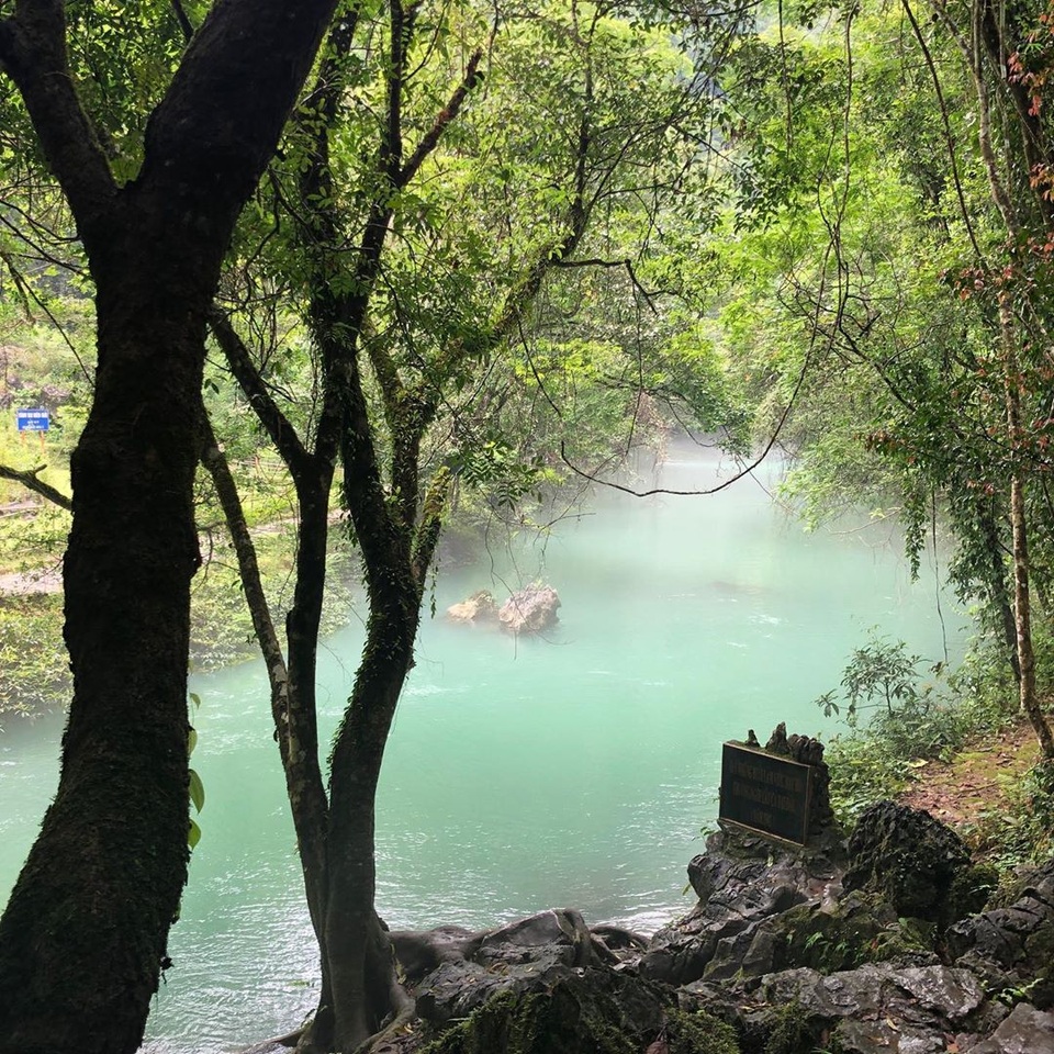 “Phát sốt” với con suối có màu xanh ngọc bích, đẹp như tiên cảnh ở Cao Bằng - 1 “Phát sốt” với con suối có màu xanh ngọc bích, đẹp như tiên cảnh ở Cao Bằng - 1