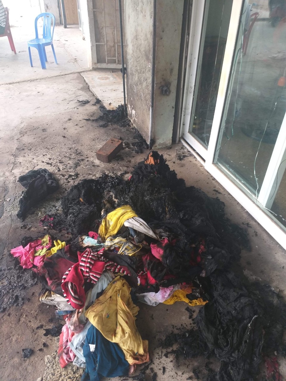 Kẻ lạ mặt ném “bom xăng” vào nhà người phụ nữ đơn thân - 4 Kẻ lạ mặt ném “bom xăng” vào nhà người phụ nữ đơn thân - 4