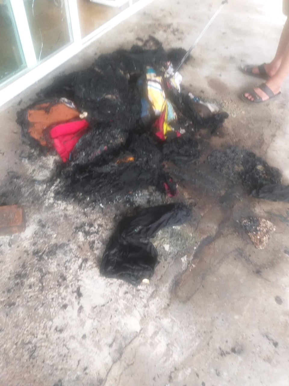 Kẻ lạ mặt ném “bom xăng” vào nhà người phụ nữ đơn thân - 5 Kẻ lạ mặt ném “bom xăng” vào nhà người phụ nữ đơn thân - 5