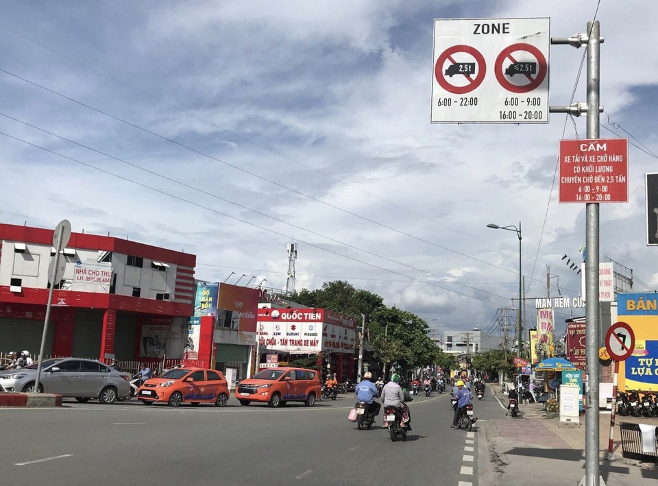 Điều tra nghi vấn xe bồn bê tông chạy vào đường cấm cán chết cô gái trẻ - 2 Điều tra nghi vấn xe bồn bê tông chạy vào đường cấm cán chết cô gái trẻ - 2