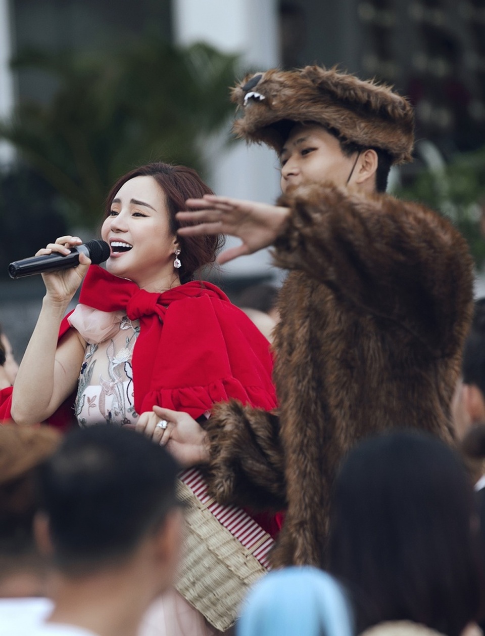 Song Hằng, H’Hen Niê cùng dàn sao đọ vẻ gợi cảm hút hồn - 16 Song Hằng, H’Hen Niê cùng dàn sao đọ vẻ gợi cảm hút hồn - 16