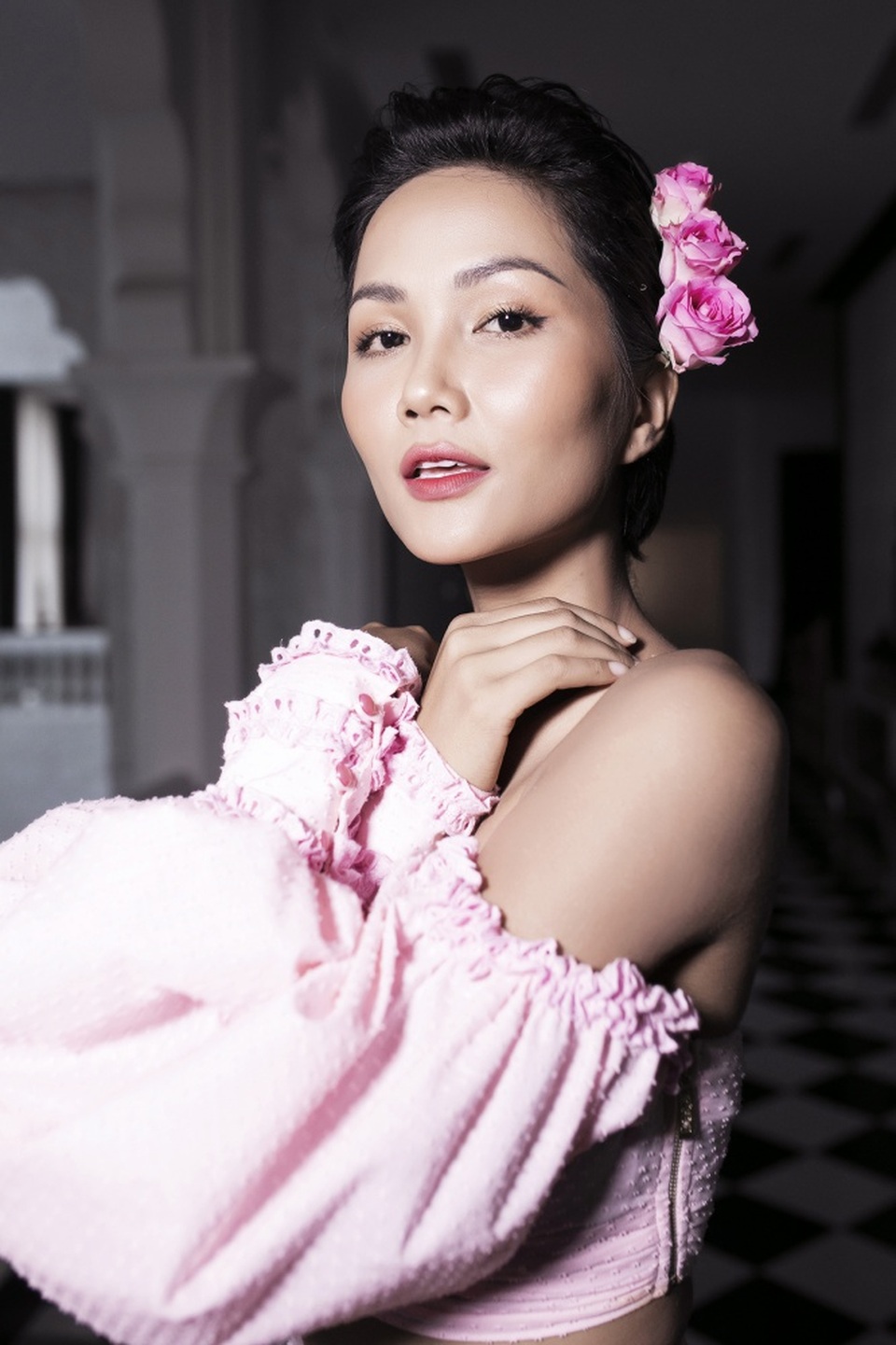 Song Hằng, H’Hen Niê cùng dàn sao đọ vẻ gợi cảm hút hồn - 4 Song Hằng, H’Hen Niê cùng dàn sao đọ vẻ gợi cảm hút hồn - 4