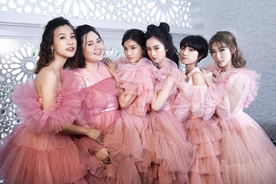 Song Hằng, H’Hen Niê cùng dàn sao đọ vẻ gợi cảm hút hồn - 14 Song Hằng, H’Hen Niê cùng dàn sao đọ vẻ gợi cảm hút hồn - 14