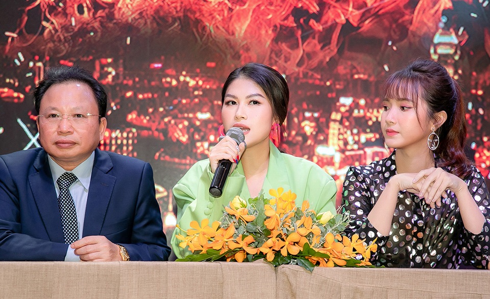 Trương Ngọc Ánh gợi cảm với vest lộ nội y đọ dáng cùng dàn “Mỹ nhân hành động” - 8 Trương Ngọc Ánh gợi cảm với vest lộ nội y đọ dáng cùng dàn “Mỹ nhân hành động” - 8