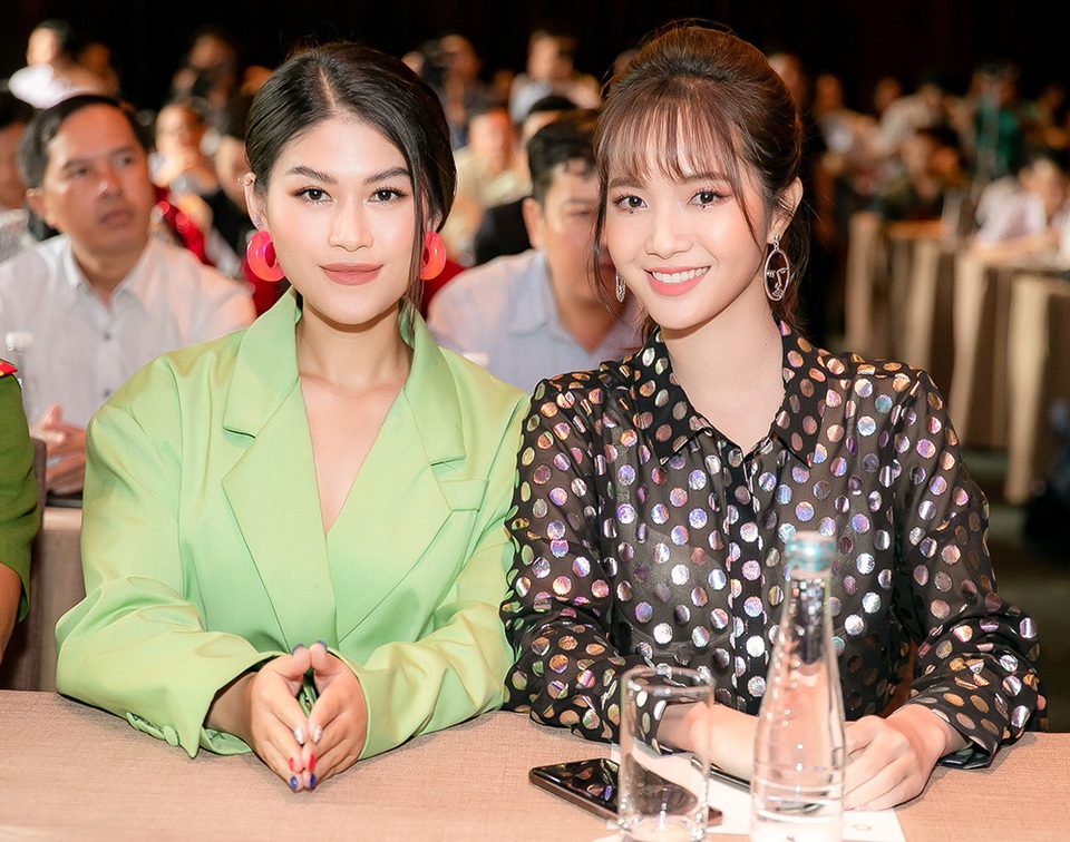 Trương Ngọc Ánh gợi cảm với vest lộ nội y đọ dáng cùng dàn “Mỹ nhân hành động” - 9 Trương Ngọc Ánh gợi cảm với vest lộ nội y đọ dáng cùng dàn “Mỹ nhân hành động” - 9