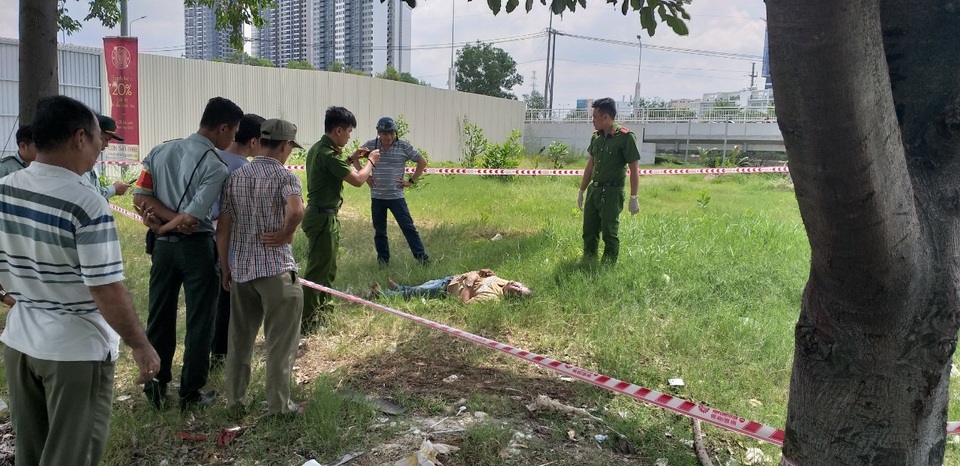 Người đàn ông tử vong bên cạnh chiếc xe SH - 2 Người đàn ông tử vong bên cạnh chiếc xe SH - 2