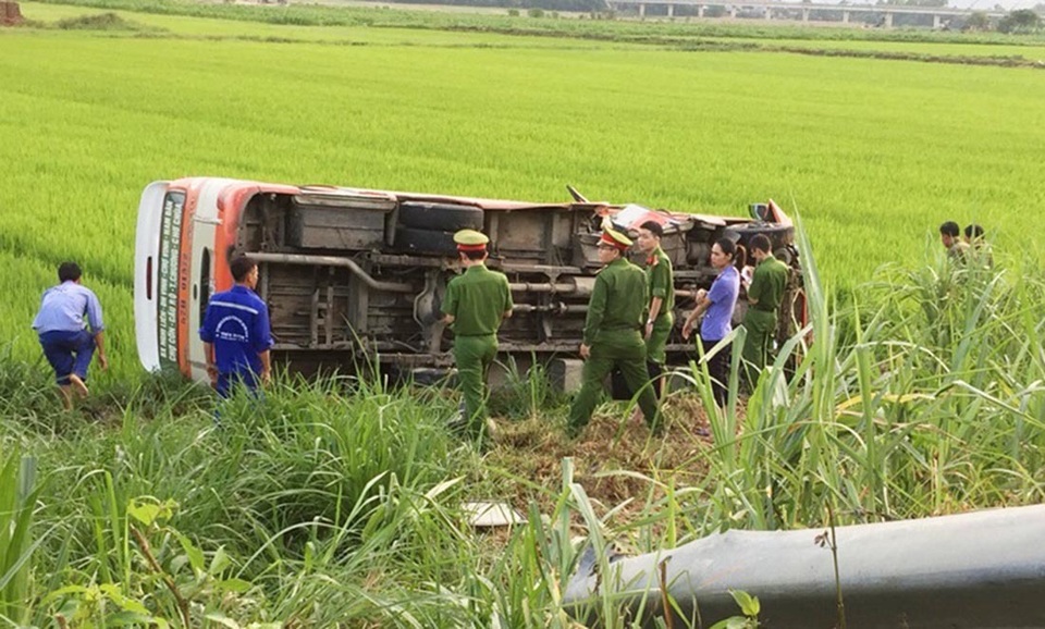 Xe buýt lao xuống ruộng, 4 người thương vong - 3 Xe buýt lao xuống ruộng, 4 người thương vong - 3