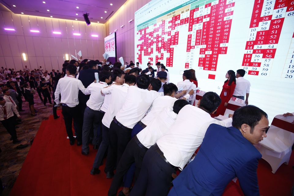 Hơn 2.000 khách hàng tranh mua sản phẩm của dự án Cát Tường Phú Hưng - 3 Hơn 2.000 khách hàng tranh mua sản phẩm của dự án Cát Tường Phú Hưng - 3
