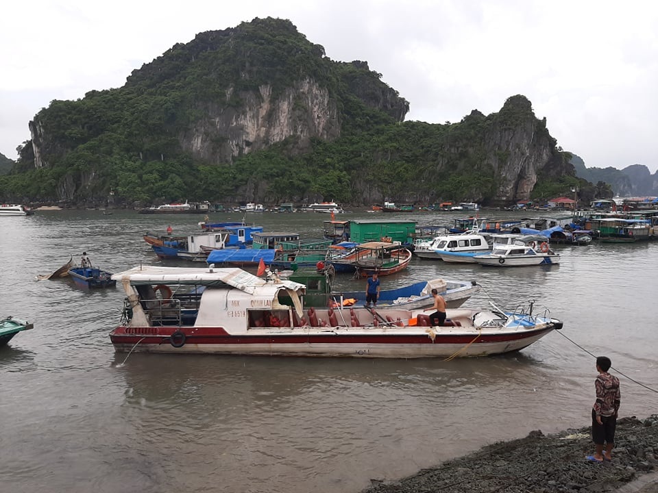 Tàu cao tốc bay nóc sau cú va chạm với tàu cá, 3 hành khách bị thương - 1 Tàu cao tốc bay nóc sau cú va chạm với tàu cá, 3 hành khách bị thương - 1