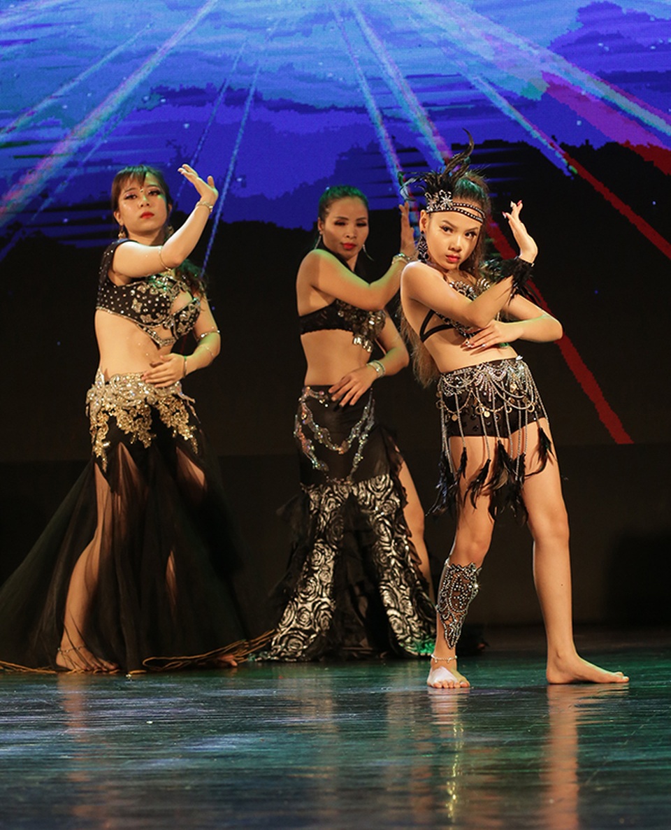 Đêm hội ngộ nóng bỏng của những vũ công bellydance - 11 Đêm hội ngộ nóng bỏng của những vũ công bellydance - 11