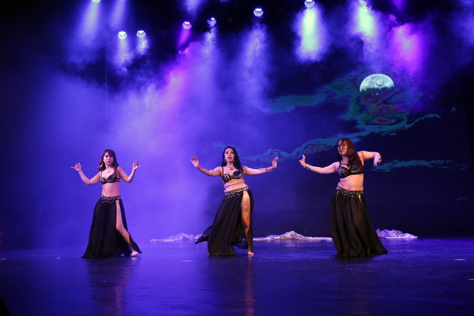 Đêm hội ngộ nóng bỏng của những vũ công bellydance - 8 Đêm hội ngộ nóng bỏng của những vũ công bellydance - 8