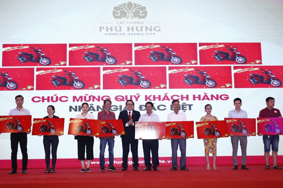 Hơn 2.000 khách hàng tranh mua sản phẩm của dự án Cát Tường Phú Hưng - 2 Hơn 2.000 khách hàng tranh mua sản phẩm của dự án Cát Tường Phú Hưng - 2