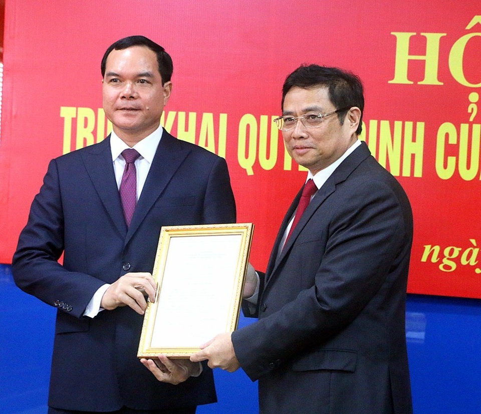 Trao quyết định điều động tân Bí thư Đảng đoàn Tổng Liên đoàn lao động Việt Nam - 1 Trao quyết định điều động tân Bí thư Đảng đoàn Tổng Liên đoàn lao động Việt Nam - 1