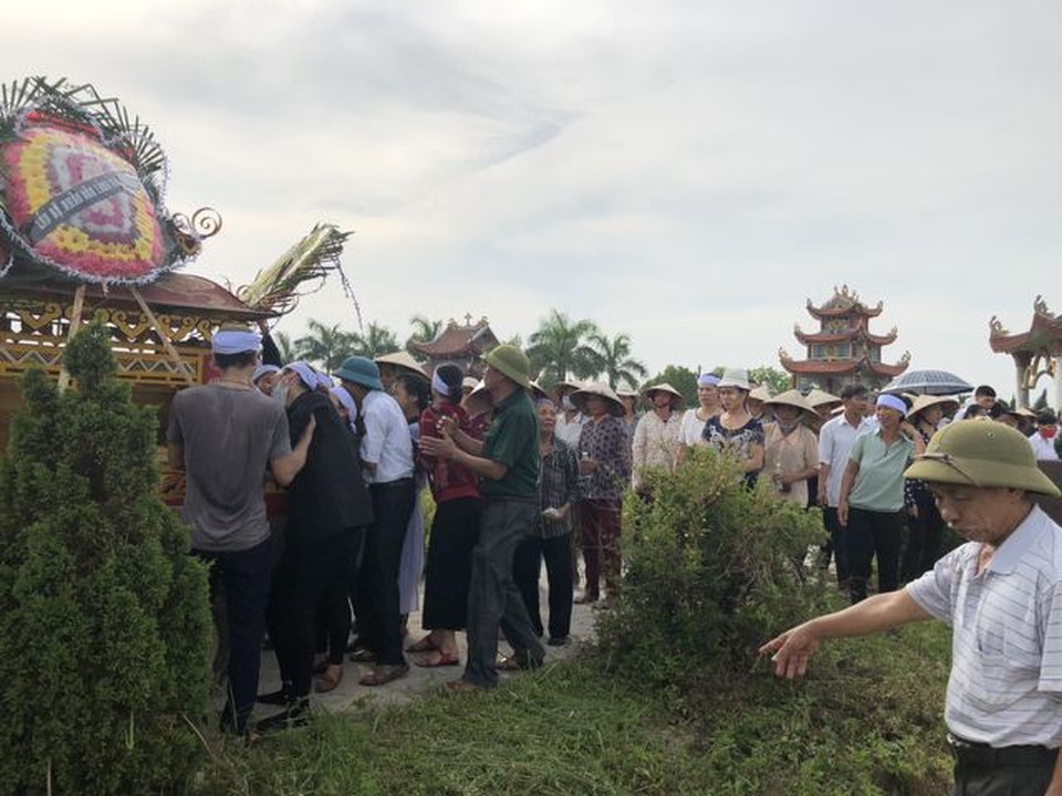 Người phụ nữ bất hạnh trút hơi thở cuối cùng trong vòng tay nhân ái của bạn đọc Dân trí - 5 Người phụ nữ bất hạnh trút hơi thở cuối cùng trong vòng tay nhân ái của bạn đọc Dân trí - 5