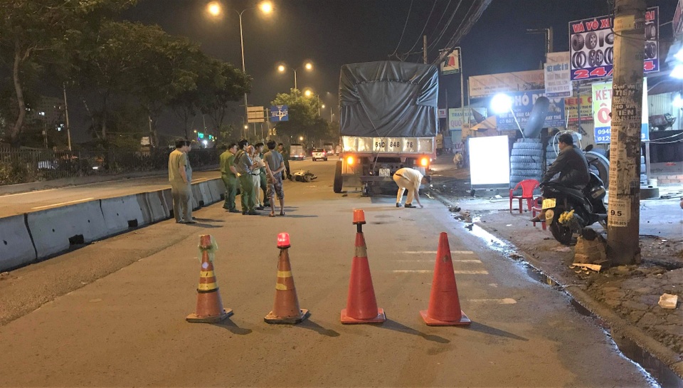 Hàng trăm “quái xế” gây náo loạn hiện trường vụ tai nạn chết người trên QL1 - 1 Hàng trăm “quái xế” gây náo loạn hiện trường vụ tai nạn chết người trên QL1 - 1