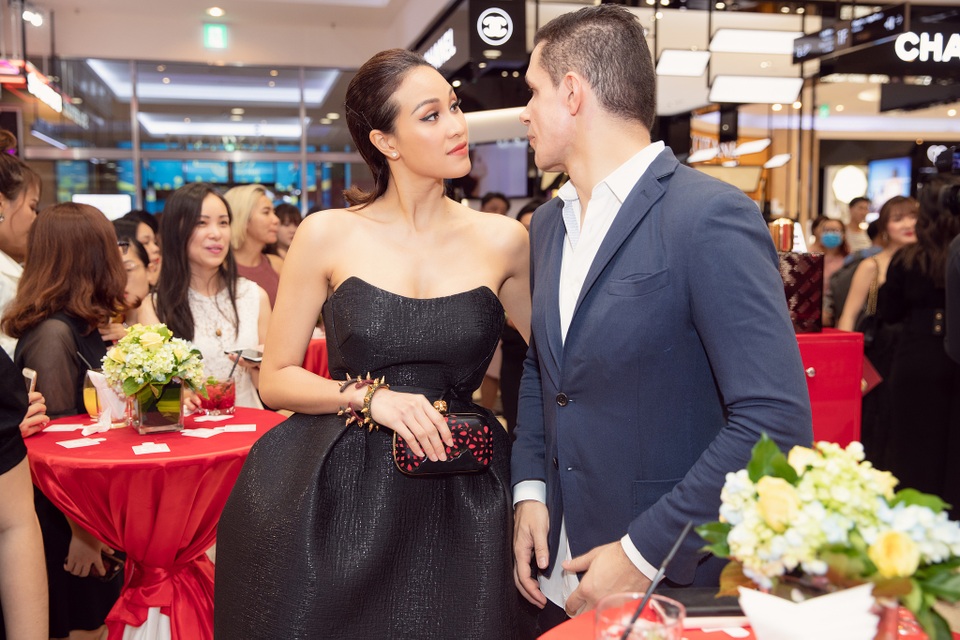 Một tháng sau đám cưới, Phương Mai lần đầu được chồng Tây đưa đi làm - 3 Một tháng sau đám cưới, Phương Mai lần đầu được chồng Tây đưa đi làm - 3