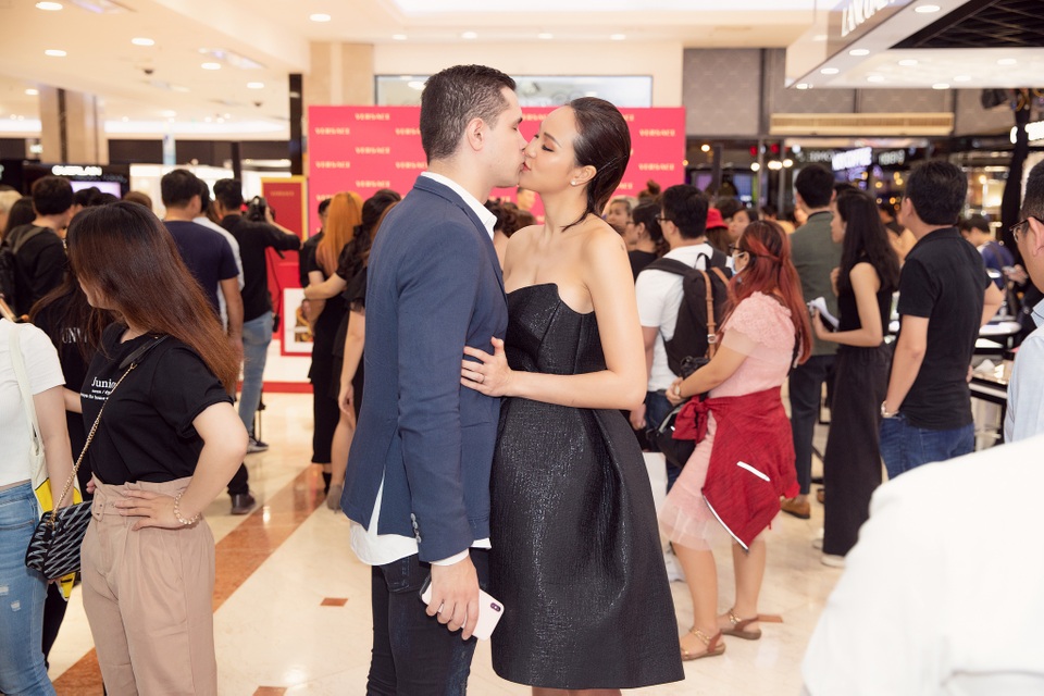 Một tháng sau đám cưới, Phương Mai lần đầu được chồng Tây đưa đi làm - 2 Một tháng sau đám cưới, Phương Mai lần đầu được chồng Tây đưa đi làm - 2